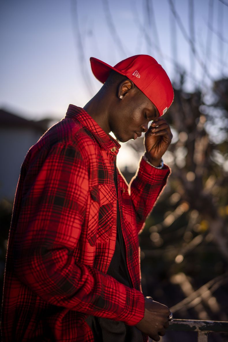 El actor senegalés Moustapha Fall posa para promover la película Io Capitano (Yo captán) en Fregene, cerca de Roma, el sábado 3 de febrero de 2024. Fall actúa el filme de Matteo Garrone nominado en la 96a entrega de los Premios de la Academia en la categoría de largometraje internacional. La película está inspirada en la travesía de Mamadou Kouassi, un migrante que hizo el viaje desde su natal Costa de Marfil a Italia y ahora dedica su vida a trabajar con inmigrantes en Castel Volturno, en el sur de Italia. (Foto AP/Domenico Stinellis)