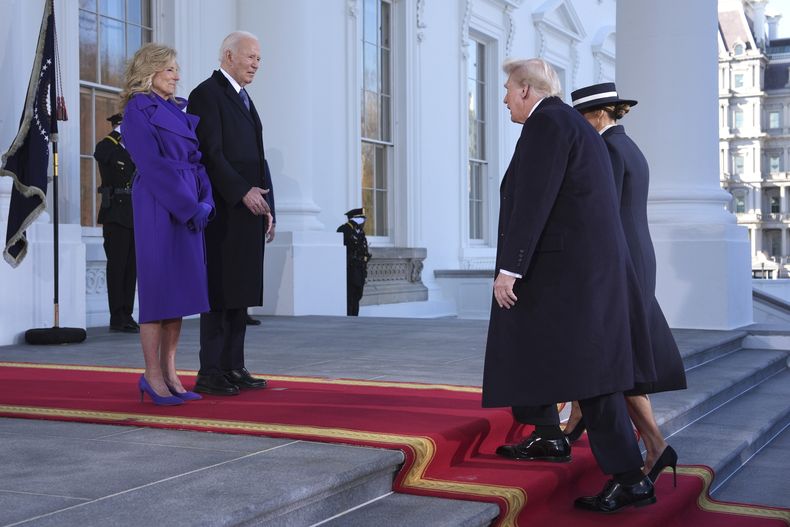 El presidente Joe Biden y la primera dama Jill Biden saludan al presidente electo Donald Trump y a su esposa Melania Trump a su llegada a la Casa Blanca, el lunes 20 de enero de 2025, en Washington. (AP Foto/Evan Vucci)