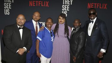 ARCHIVO - La directora Ava DuVernay, centro, con los Cinco de Central Park: Raymond Santana, de izquierda a derecha, Kevin Richardson, Korey Wise, Anthony McCray y Yuesf Salaam, en la premiere mundial de When They See Us en el Teatro Apollo en Nueva York el 20 de mayo de 2019. (Foto Donald Traill/Invision/AP, archivo)