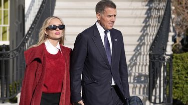 Hunter Biden y su esposa Melissa Cohen Biden acompañan al presidente Joe Biden y a la primera dama Jill Biden mientras se dirigen al Marine One para salir del Jardín Sur de la Casa Blanca, el viernes 17 de enero de 2025, en Washington. (AP foto/Alex Brandon)