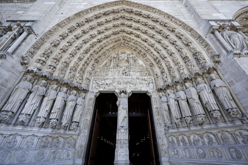 La entrada principal de la Catedral de Notre-Dame de París aparece después de que el presidente francés Emmanuel Macron visitara los interiores restaurados del monumento, el viernes 29 de noviembre de 2024, en París. (Stephane de Sakutin, Pool via AP)