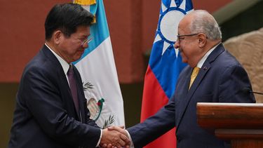 El ministro de Asuntos Exteriores de Taiwán, Lin Chia-Lung (izquierda), y el ministro de Asuntos Exteriores de Guatemala, Carlos Martínez, se estrechan la mano tras ofrecer una conferencia de prensa en Ciudad de Guatemala, el jueves 1 de octubre de 2026. (Foto AP/Moisés Castillo)