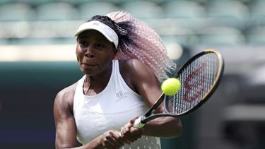 Venus Williams entrena en el All England Lawn Tennis en Wimbledon, Inglaterra, el jueves 29 de junio de 2023. El torneo de Wimbledon inicia el lunes. (Steven Paston/PA vía AP)