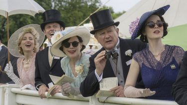 Esta imagen publicada por Focus Features muestra a Laura Carmichael, de izquierda a derecha, Harry Hadden-Paton, Elizabeth McGovern, Hugh Bonneville y Michelle Dockery en una escena de Downton Abbey: The Grand Finale. (Focus Feature via AP)