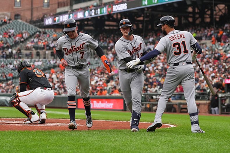 Dillon Dingler, al centro, de los Tigres de Detroit, celebra con Kevin McGonigle (7) y Riley Greene (31) después de batear un jonrón de dos carreras contra los Orioles de Baltimore, durante la primera entrada del segundo juego de una doble cartelera de béisbol de Grandes Ligas, el domingo 24 de mayo de 2026, en Baltimore. (AP Foto/Stephanie Scarbrough)