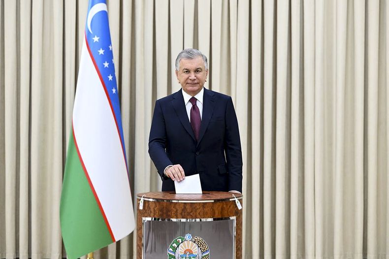 En esta imagen publicada por la oficina presidencial de prensa de Uzbekistán, el presidente, Shavkat Mirziyoyev, vota en un centro electoral en los comicios adelantado en Taskent, Uzbekistán, el domingo 9 de julio de 2023. (Oficina de prensa de Uzbekistán via AP)
