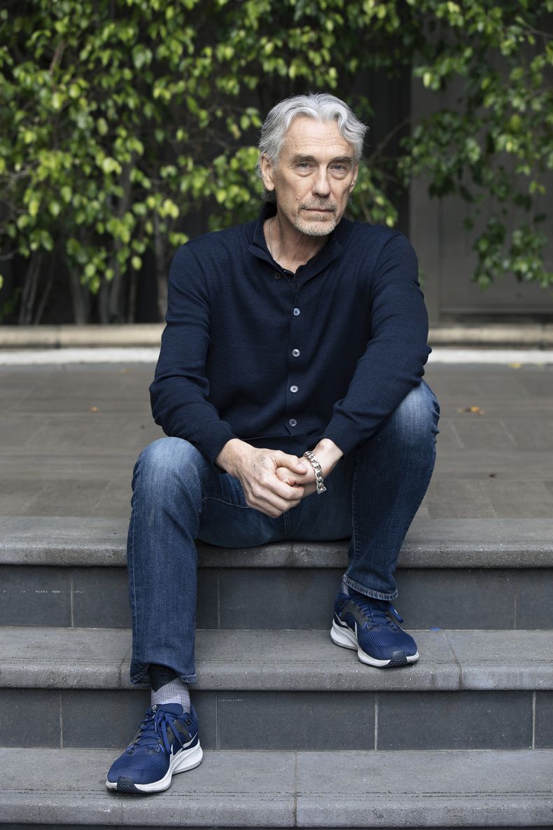Tony Gilroy posa para promocionar Andor el martes 15 de abril de 2025, en Los Ángeles. (Foto Rebecca Cabage/Invision/AP)