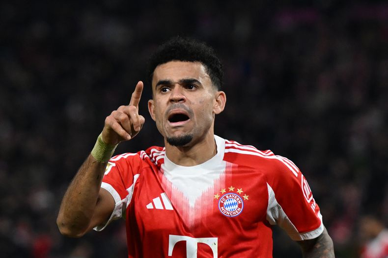 Luis Díaz celebra tras anotar un gol para Bayern Múnich en la victoria 3-1 ante St. Pauli en la Bundesliga, el sábado 29 de noviembre de 2025. (Sven Hoppe/dpa vía AP)