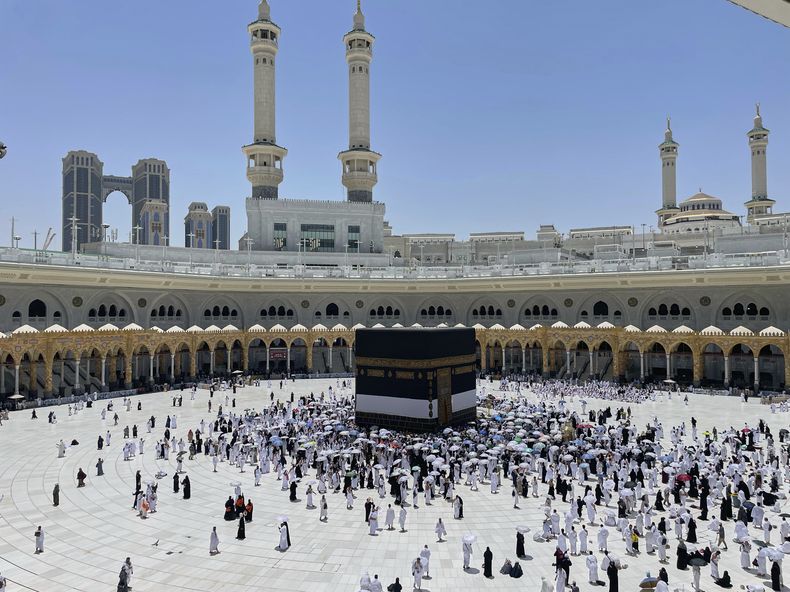 Peregrinos musulmanes caminan alrededor de la Kaaba, un edificio cúbico en la Gran Mezquita, durante el peregrinaje anual de Haj, el miércoles 4 de junio de 2025, en la ciudad sagrada de La Meca, Arabia Saudí. (AP Foto/Amr Nabil)