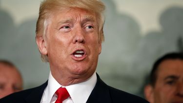Aprobación de gestión de Trump baja a nuevos récords
