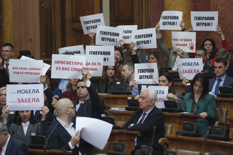 Legisladores de la oposición muestran carteles con la frase ¡Huelga general! durante una sesión parlamentaria en Belgrado, Serbia, el 4 de marzo de 2025. (AP Foto/Darko Vojinovic)