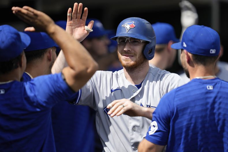Danny Jansen de los Azulejos de Toronto celebra tras batear un jonrón ante los Tigres de Detroit, el domingo 9 de julio de 2023. (AP Foto/Paul Sancya)