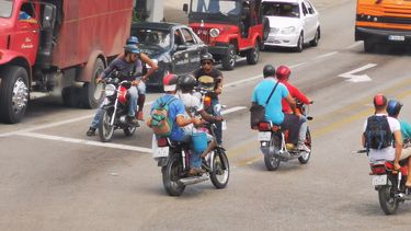 Las motos en Santiago de Cuba son vitales para la transportación de pasajeros. (Cubanet) 