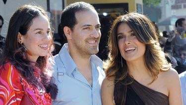 americateve | En esta foto del 22 de octubre de 2011, Salma Hayek, a la derecha, su hija Valentina Pinault, y su hermano Sami Hayek, con Daniela Villegas, a la izquierda, llegan a una premiere en el Teatro The Regency Village en Westwood, California. Sami Hayek fue hos