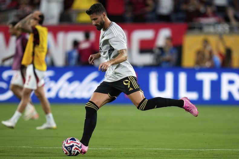 El francés Olivier Giroud, de Los Angeles FC, calienta antes del partido ante Flamengo en el Mundial de Clubes, el martes 24 de junio de 2025, en Orlando, Florida (AP Foto/John Raoux)
