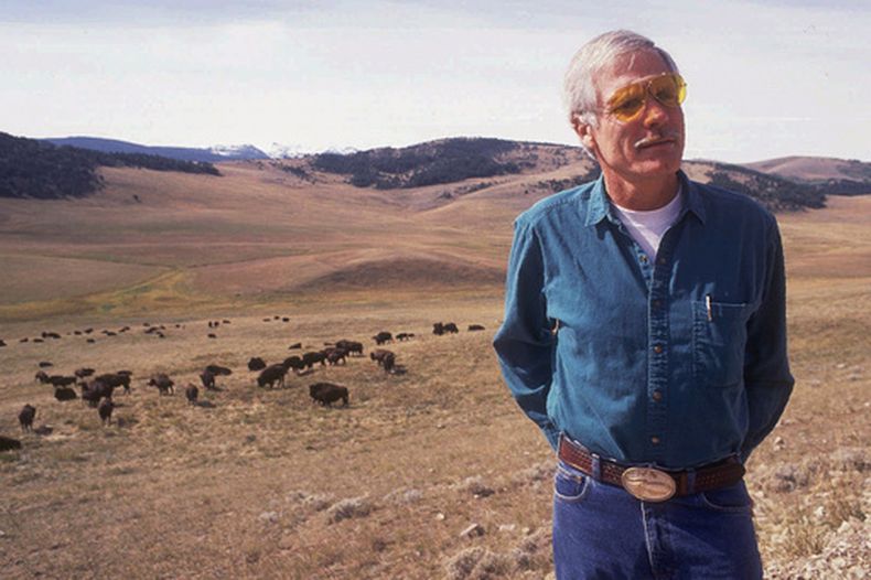 ARCHIVO - Ted Turner posa cerca de su manada de bisontes en septiembre de 1991 en su rancho Flying D, cerca de Bozeman, Montana. (Linda Best/Bozeman Daily Chronicle via AP, archivo)