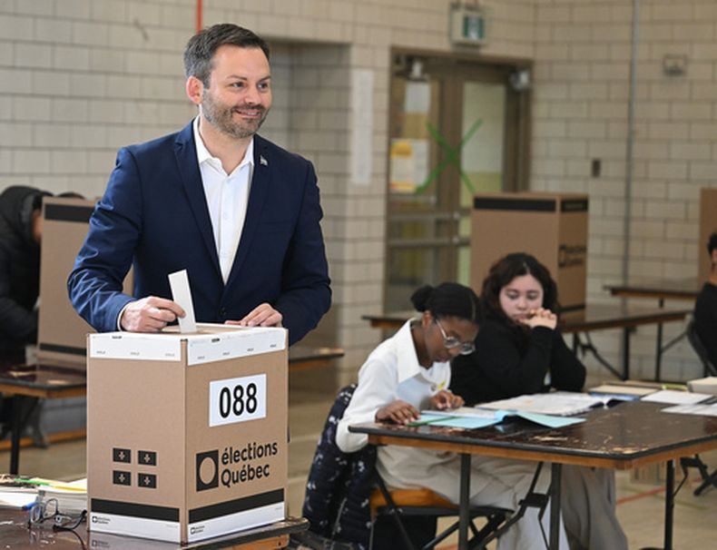 El líder del Partido Quebequense, Paul St-Pierre Plamondon, emite su voto en Montreal, Quebec, el lunes 5 de octubre de 2026. (Graham Hughes/The Canadian Press vía AP)