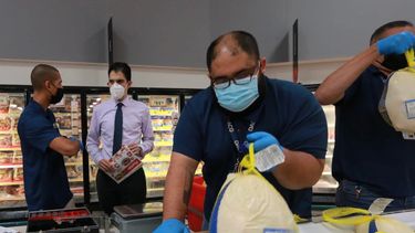 daco visita supermercados para verificar el peso de los pavos