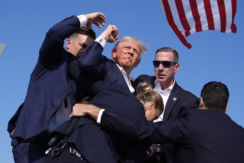 ARCHIVO - El candidato republicano a la presidencia, el expresidente Donald Trump, rodeado por agentes del Servicio Secreto durante un evento de campaña el 13 de julio de 2024, en Butler, Pensilvania. (AP Foto/Evan Vucci, Archivo)