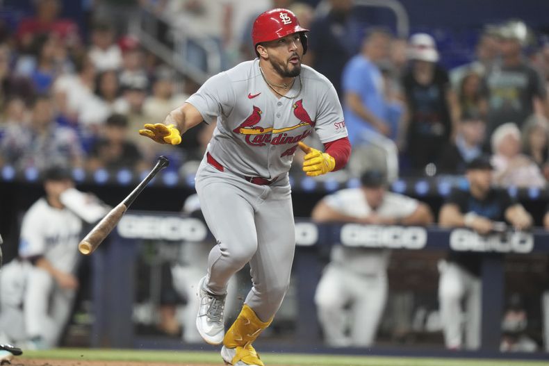 Iván Herrera de los Cardenales de San Luis tras conectar un sencillo remolcador ante los Marlins de Miami, el martes 19 de agosto de 2025, en Miami. (AP Foto/Lynne Sladky)