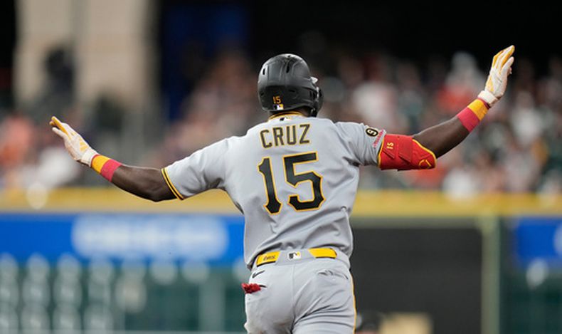 El dominicano Oneil Cruz, de los Piratas de Pittsburgh, celebra su jonrón de tres carreras en el encuentro ante los Astros de Houston, el martes 2 de junio de 2026 (AP Foto/Karen Warren)