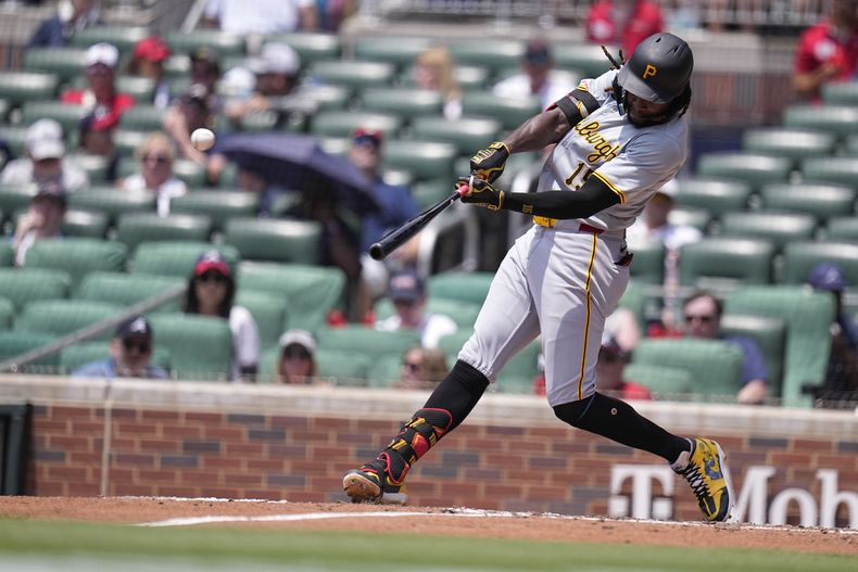 El dominicano Oneil Cruz pega un jonrón en la quinta entrada del juego ante los Bravos de Atlanta el domingo 30 de junio del 2024. (AP Foto/Brynn Anderson)