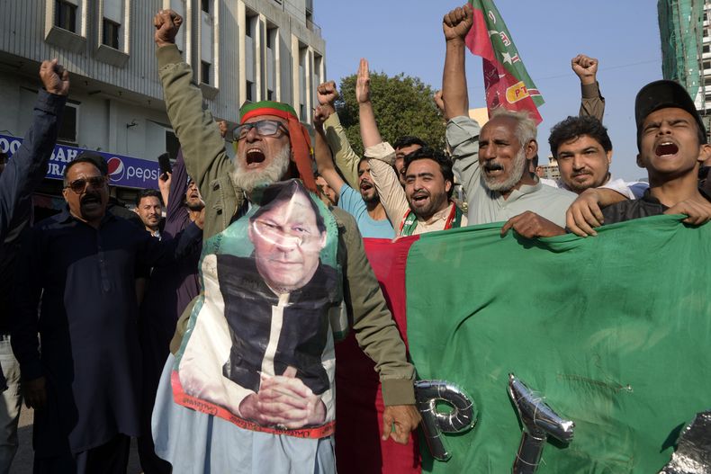 Partidarios del partido del ex primer ministro de Pakistán Imran Khan, Pakistan Tehreek-e-Insaf, corean lemas en una protesta contra un supuesto fraude electoral en algunas circunscripciones en Karachi, Pakistán, el 11 de febrero de 2024. (AP Foto/Fareed Khan)