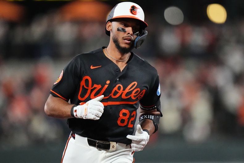 Jeremiah Jackson (82), de los Orioles de Baltimore, recorre las bases tras conectar un jonrón durante la séptima entrada de un juego de béisbol contra los Gigantes de San Francisco, el sábado 11 de abril de 2026, en Baltimore. (Foto AP/Stephanie Scarbrough)