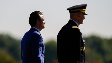 El secretario de Defensa estadounidense Pete Hegseth (izq) y el jefe del Estado Mayor del Ejército general Randy George en un evento en el Pentágono el 19 de septiembre del 2025. (AP foto/Julia Demaree Nikhinson)