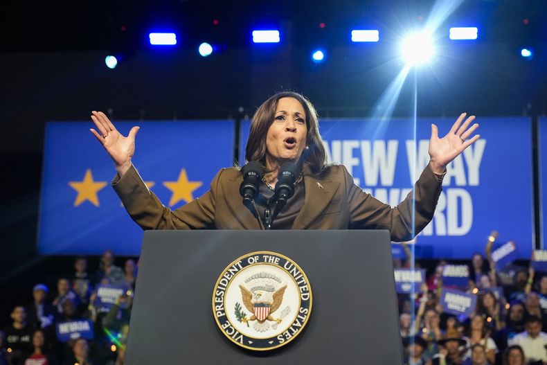 La candidata presidencial demócrata Kamala Harris habla en un mitin el domingo 29 de septiembre de 2024, en Las Vegas. (AP Foto/Carolyn Kaster)