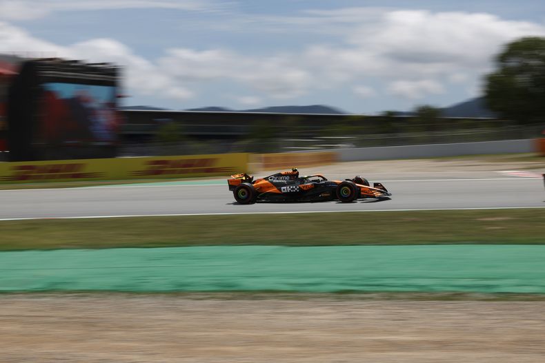 El británico Lando Norris de la escudería McLaren maniobra su auto en la tercera sesión de práctica el sábado 22 de junio del 2024 antes del Gran Premio de España en Montmeló. (AP Foto/Joan Monfort)