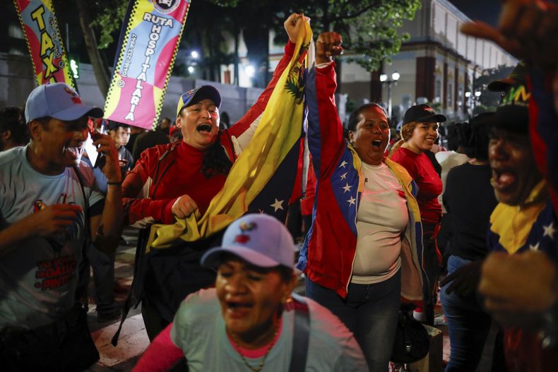 Partidarios del presidente Nicolás Maduro celebran después de que las autoridades electorales lo declararan ganador de las elecciones presidenciales en Caracas, Venezuela, el lunes 29 de julio de 2024. Venezuela, lunes 29 de julio de 2024. (AP Foto/Cristian Hernandez)