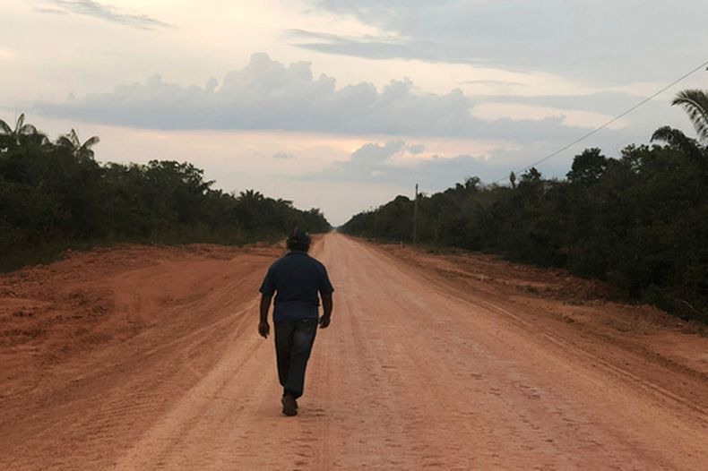 ARCHIVO - Un hombre camina por un tramo sin pavimentar de la carretera BR-319 en la Amazonía brasileña, el 10 de agosto de 2018, entre las ciudades de Manaus y Porto Velho. (AP Foto/Fabiano Maisonnave, archivo)
