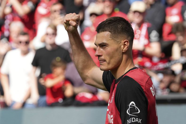 ARCHIVO - Patrik Schick de Bayer Leverkusen celebra tras anotar un gol ante Augsburgo en la Bundesliga, el 26 de abril de 2025, en Leverkusen. (AP Foto/Martin Meissner)