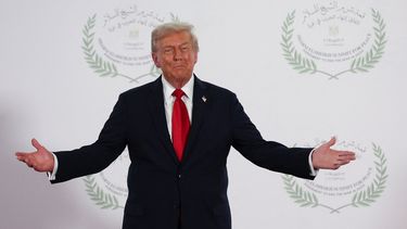 El presidente de Estados Unidos, Donald Trump, espera a recibir a otros líderes durante una cumbre para poner fin a los más de dos años de guerra entre Israel y Hamás en Gaza, tras un cese el fuego, el lunes 13 de octubre de 2025 en Sharm El Sheij, Egipto. (Suzanne Plunkett/Pool via AP)