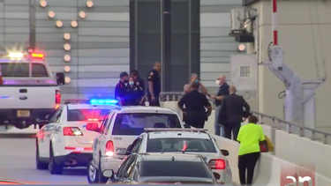 hombre que viajaba en bicicleta muere al caer del punte de brickell