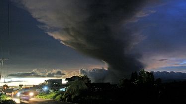 americateve | El volc&aacute;n Monte Sinabung lanza ceniza al aire, visto desde Ujung, en el norte de Sumatra, Indonesia, en una imagen del domingo 24 de noviembre de 2013. (Foto AP/Binsar Bakkara)