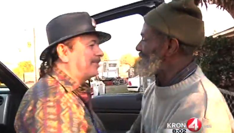 Imagen tomada de un video provisto por la televisora KRON-TV, del viernes 20 de diciembre de 2013, en la que aparece el guitarrista Carlos Santana (izquierda) con su ex compa&ntilde;ero de banda Marcus Malone en las calles de Oakland, California. (Foto AP