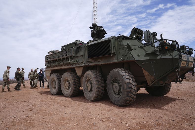 Un vehículo M1126 Stryker desplegado en la frontera entre EEUU y México como parte de una operación de vigilancia el jueves 3 de abril de 2025, en Douglas, Arizona. (AP Foto/Ross D. Franklin)