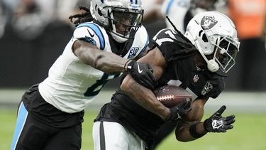 El receptor abierto de los Raiders de Las Vegas, Davante Adams, es tacleado por el esquinero de los Carolina Panthers, Jaycee Horn, durante la primera mitad de un partido de fútbol americano de la NFL, el domingo 22 de septiembre de 2024, en Las Vegas. (AP Foto/John Locher).