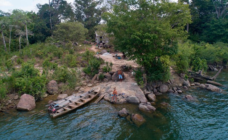 ARCHIVO — Un pescador permanece sentado frente a su casa, a orillas del río Xingú, cerca de la represa hidroeléctrica de Belo Monte, en Altamira, estado de Pará, Brasil, el 6 de septiembre de 2019. (Foto AP/Andre Penner, archivo)