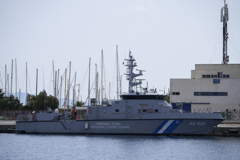 Esta fotografía del 15 de junio de 2023 muestra un buque de la Guardia Costera de Grecia anclado en el puerto de Kalamata, a unos 240 kilómetros (150 millas) al suroeste de Atenas. (AP Foto/Thanassis Stavrakis)