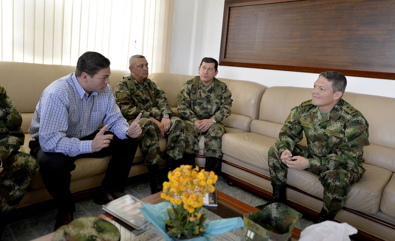 Fotograf&iacute;a difundida por el Ministerio de Defensa de Colombia, en la que aparecen el general Rub&eacute;n Alzate (derecha), durante una reuni&oacute;n con el ministro de la Defensa Juan Carlos Pinz&oacute;n (izquierda), y el comandante de las Fuerz
