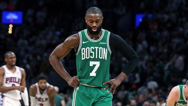 Jaylen Brown, de los Celtics de Boston, se lamenta en el séptimo partido de la serie de playoffs ante los 76ers de Filadelfia, el sábado 2 de mayo de 2026 (AP Foto/Jim Davis)