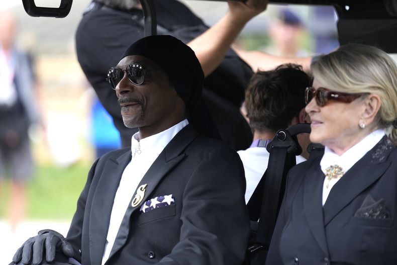 Snoop Dogg y Martha Stewart en la final del Gran Premio del equipo de doma, en los Juegos Olímpicos de Verano de 2024, el sábado 3 de agosto de 2024, en Versalles, Francia. (Foto AP/Mosaab Elshamy)