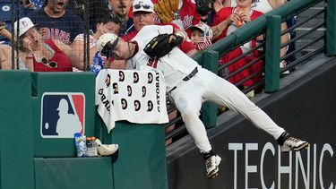 Cooper Ingle, jardinero izquierdo de los Guardianes de Cleveland, cuelga de la barda del jardín después de atrapar una pelota de foul de Drew Romo, de los Medias Blancas de Chicago, en la sexta entrada del juego de béisbol de Grandes Ligas, el sábado 4 de julio de 2026, en Cleveland. (AP Foto/Sue Ogrocki)