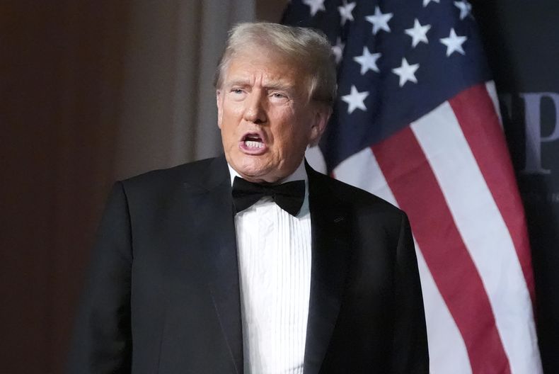 El presidente electo, Donald Trump, llega para pronunciar un discurso en una gala del America First Policy Institute en su mansión de Mar-a-Lago, el jueves 14 de noviembre de 2024, en Palm Beach, Florida. (AP Foto/Alex Brandon)