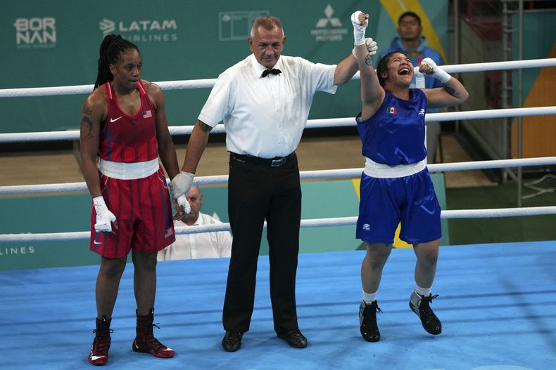 La mexicana Citlalli Ortiz (derecha) celebra su victoria sobre la estadounidense Noemi Graham en la división de 75 kilogramos del boxeo femenino de los Juegos Panamericanos en Santiago, Chile, el martes 24 de octubre de 2023. (AP Photo/Dolores Ochoa)
