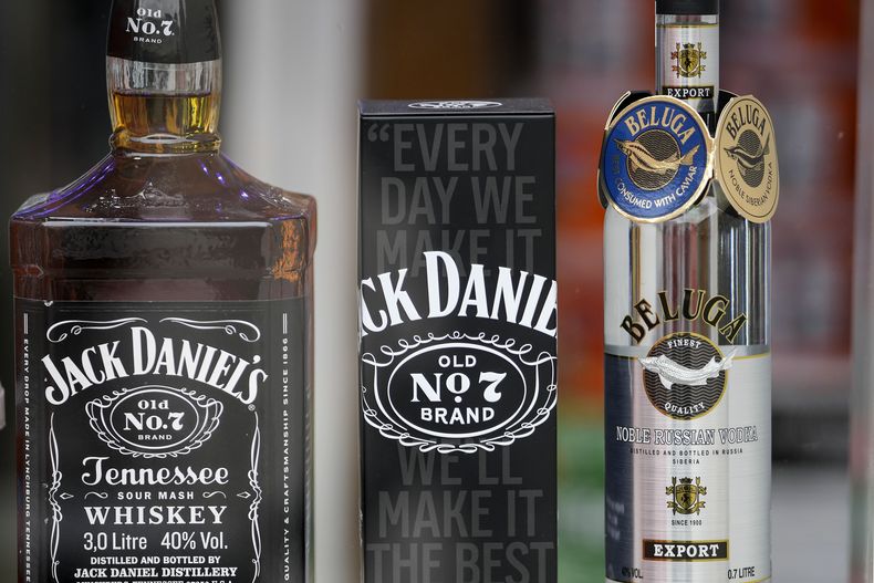 Botellas de whiskey de la marca Jack Daniels en una tienda junto a una botella del vodka ruso Beluga en Düsseldorf, Alemania, el miércoles 12 de marzo de 2025. (AP Foto/Martin Meissner)