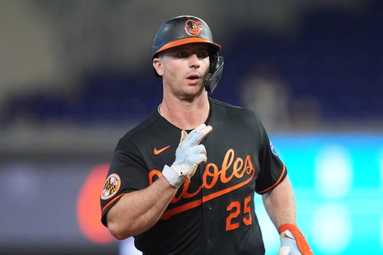Pete Alonso, de los Orioles de Baltimore, festeja tras sacudir un jonrón de tres carreras frente a los Marlins de Miami, el miércoles 6 de mayo de 2026 (AP Foto/Rebecca Blackwell)